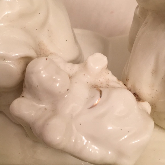 Baby Jesus with his parents on a book - Picture 3 of 7